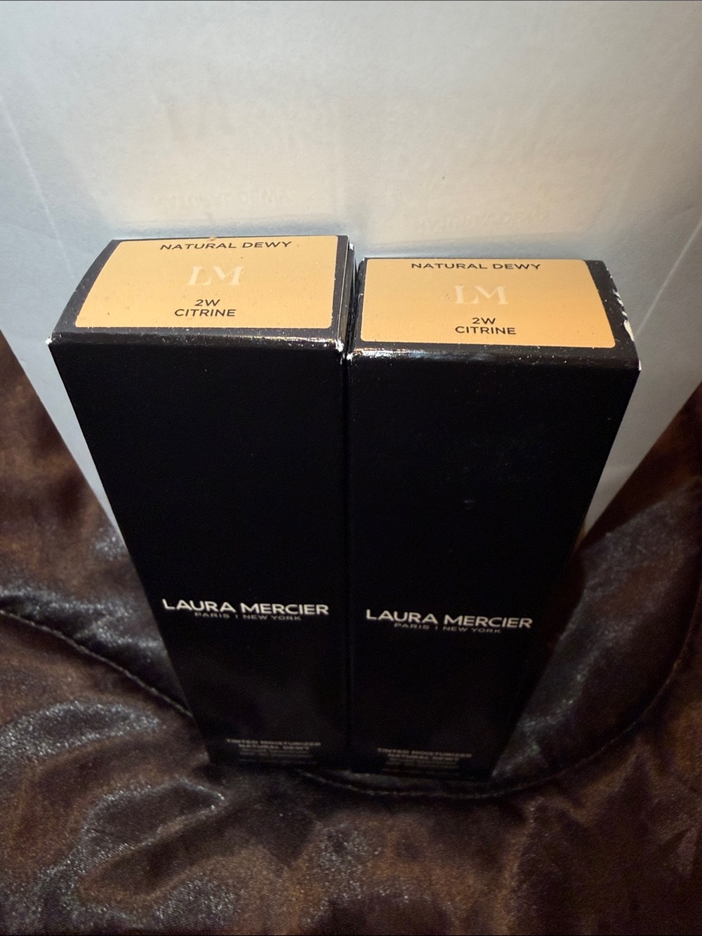 laura mercier Natural Dewy Foundation - Black & Beige (2W Citrine)